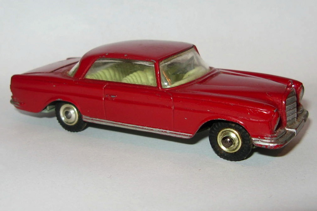 230 MERCEDES BENZ 220SE.jpg
